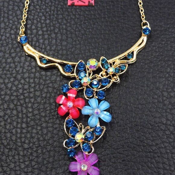 🌺 Betsey Johnson stunning bib style necklace 🌺 - Picture 1 of 3